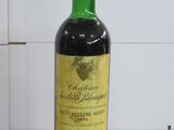une bouteille de vin posée sur une table