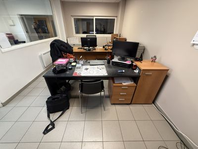 Deux bureaux en stratifié Caisson en stratifié à trois tiroi…