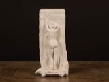 sculpture en marbre blanc représentant une femme, posée sur une table en bois