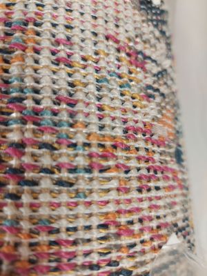 Gros plan sur la main d'une femme tenant un sac à main multicolore