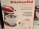 emballage d'une sorbetière KitchenAid rouge posée sur une table