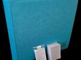 un classeur bleu surmonté de deux boîtes blanches