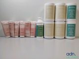 de nombreux types de produits de soins de la peau sur une table