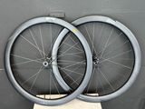 une paire de roues à rayons exposée devant un mur