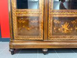 une grande armoire en bois surmontée d'un miroir