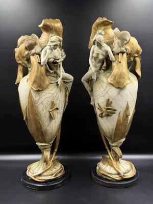 AMPHORA Paire d' importants vases en porcelaine polychrome m…