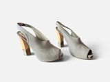 une paire de chaussures pour femme sur fond blanc