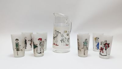 plusieurs verres à shot et un pichet décorés de personnages