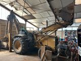 un tracteur garé à l'intérieur d'un bâtiment