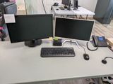 deux écrans d'ordinateur et un clavier sur un bureau