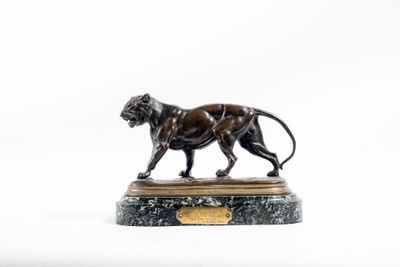 statue de lion sur un socle de marbre sur fond blanc
