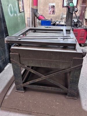 une machine posée sur le sol dans le garage