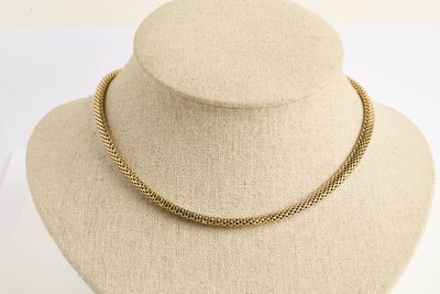 gros plan d'un collier sur un présentoir pour mannequin