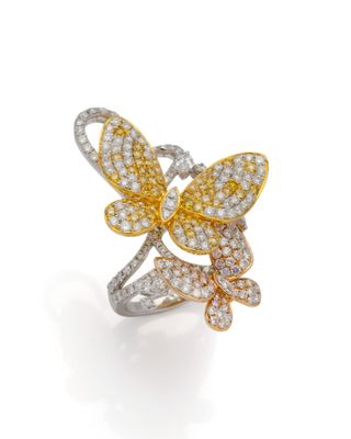 une bague papillon sertie de diamants jaunes et blancs