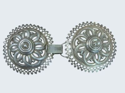 Boucles de cape en argent 800/°° poinçon crabe. Travail cise…