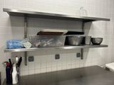 une étagère en métal avec des casseroles et des poêles