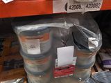 de nombreux rouleaux de papier toilette sur les rayons du magasin