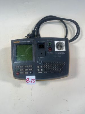 un gros plan d'une calculatrice posée sur une table
