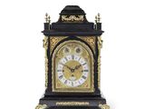 une horloge noire et or posée sur une table