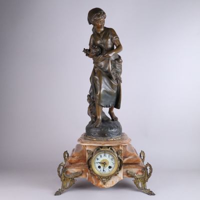 une statue de femme tenant une horloge sur une table