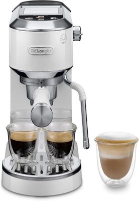 gros plan d'une cafetière avec deux tasses de café