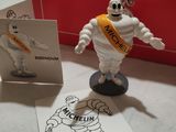 une figurine représentant un personnage de dessin animé avec une écharpe autour du cou