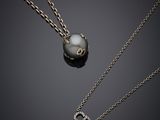 un gros plan d'un collier composé d'une perle montée sur une chaîne