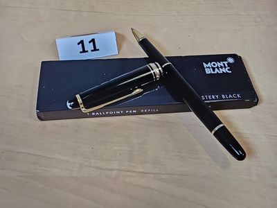 un stylo posé sur une boîte