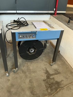 une machine posée sur une table dans une pièce