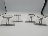 trois verres posés sur une table blanche