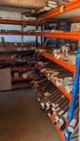 Dans un garage en face : contenu des stocks comprenant des b… (photo 2)