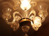 un lustre suspendu au plafond de la pièce