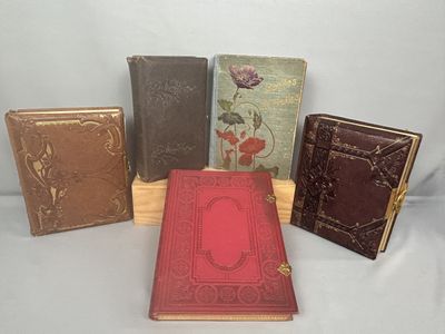 quatre livres sont alignés sur une table