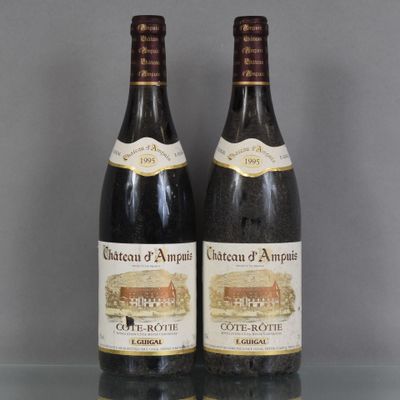 deux bouteilles de vin posées sur une table en verre