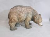 statue d'un ours brun sur fond blanc, avec un fond blanc