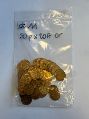 un sac de pièces d'or posé sur une table blanche