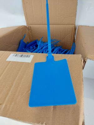 un balai bleu dans une boîte en carton, avec un manche bleu