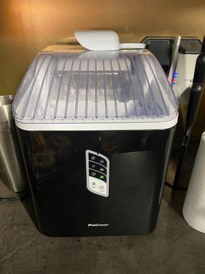 une photo d'une petite machine à glaçons en noir et blanc