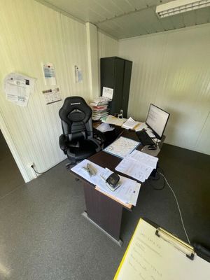 un bureau avec une chaise et un ordinateur dessus