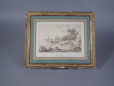 une photo d'une photo représentant un paysage, dans un cadre doré