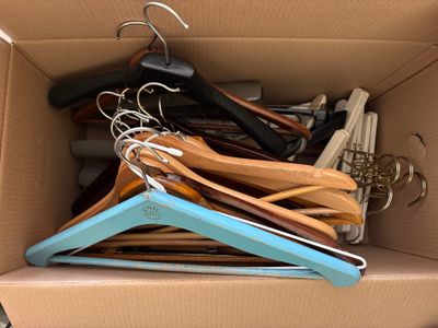 une boîte en carton contenant tout un tas de cintres