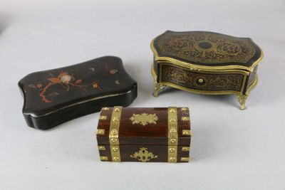 trois petites boîtes posées les unes à côté des autres sur une table