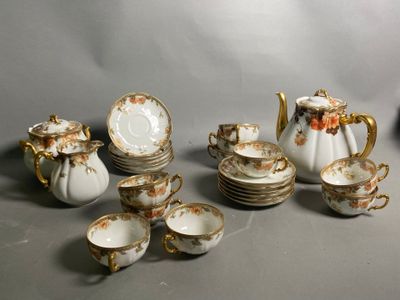 de nombreux types de plats et de tasses en porcelaine sur la table