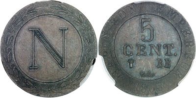 une vieille pièce sur laquelle figure la lettre « n » et une pièce plus petite sur laquelle figure également la lettre « n »