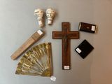 une croix, un éventail et d'autres objets religieux posés sur une table