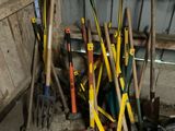 tout un tas d'outils qui traînent dans un abri de jardin