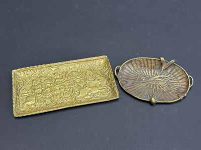une paire de plateaux anciens en laiton et un plateau en laiton orné d'un motif