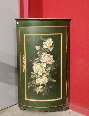 dans un coin, une armoire verte décorée de fleurs peintes