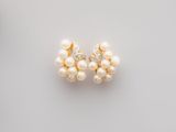 une paire de boucles d'oreilles en perles et diamants sur fond blanc