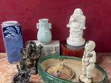 beaucoup de petites statuettes posées sur une table à côté d'un bol